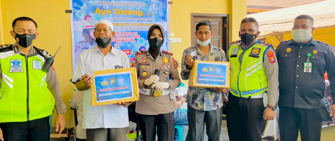 Kasat Lantas Polres Maros, AKP Dharmawaty saat menggelar vaksinasi.