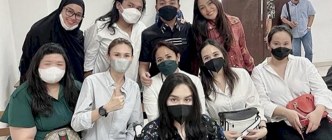 Potret Laura Anna bersama keluarga dan sahabatnya saat menghadiri sidang di PN Jakarta Pusat, kamis (2/12/2021).
