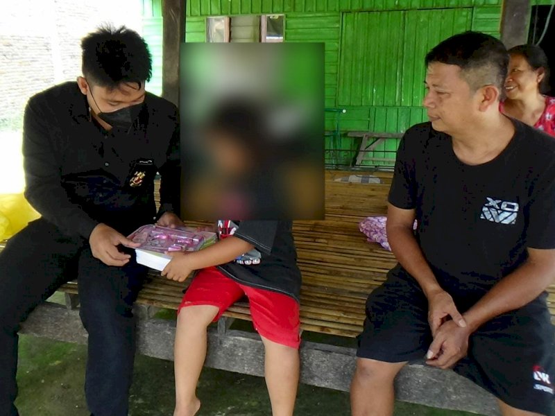 Kapolres Pinrang Salurkan Bantuan ke Korban Pencabulan
