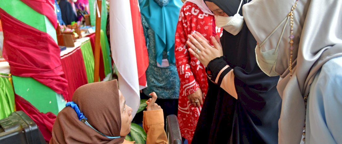 Pelaksana Tugas Ketua TP PKK Sulsel, Naoemi Octarina, menghadiri peringatan Hari Disabilitas Internasional Tingkat Provinsi Sulsel, yang dipusatkan di SLB Negeri Makassar, Jumat, 3 Desember 2021. Pelaksana Tugas Ketua TP PKK Sulsel, Naoemi Octarina, menghadiri peringatan Hari Disabilitas Internasional Tingkat Provinsi Sulsel, yang dipusatkan di SLB Negeri Makassar, Jumat, 3 Desember 2021.