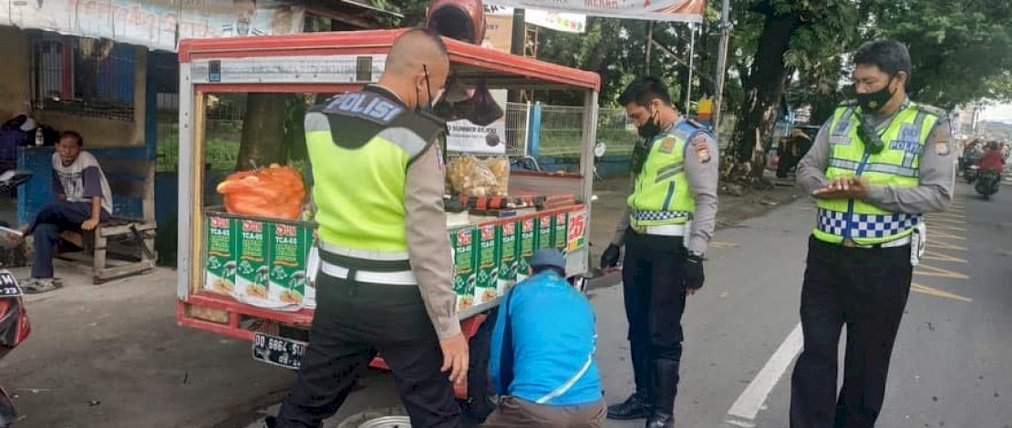 Pedagang Keliling Panik Dihentikan Polisi, Kiranya Mau Ditilang, Ternyata Dibantu