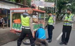 Pedagang Keliling Panik Dihentikan Polisi, Kiranya Mau Ditilang, Ternyata Dibantu