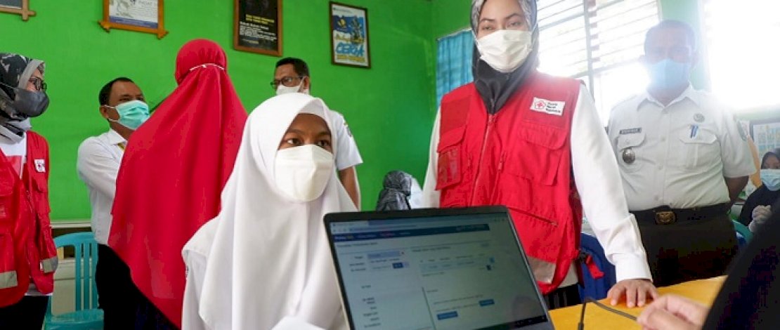 Tinjau Vaksinasi COVID-19, Bupati Lutra Minta Semua Sekolah Dipasangi Barcode 