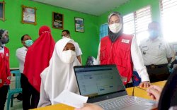 Tinjau Vaksinasi COVID-19, Bupati Lutra Minta Semua Sekolah Dipasangi Barcode 