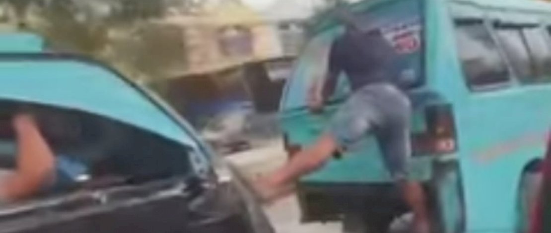 Tangkapan layar vidoe aksi heroik sopir Pete-pate di Gowa yang beredar dimedia sosial. Tangkapan layar vidoe aksi heroik sopir Pete-pate di Gowa yang beredar dimedia sosial.