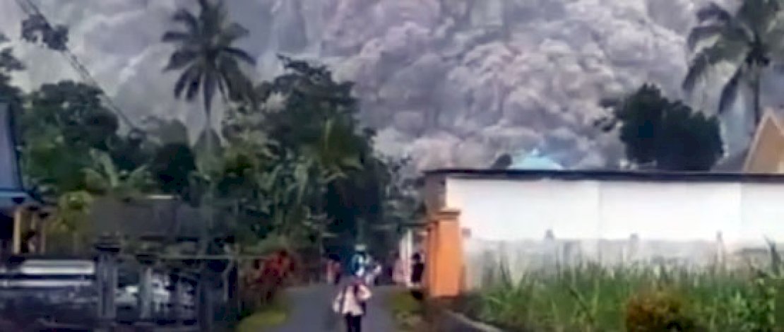 Sejumlah titik di Kabupaten Lumajang, Jawa Timur, mengalami kegelapan total pada Sabtu sore (4/12/2021) akibat kabut abu vulkanik dari erupsi Gunung Semeru. (Foto: Ist) Sejumlah titik di Kabupaten Lumajang, Jawa Timur, mengalami kegelapan total pada Sabtu sore (4/12/2021) akibat kabut abu vulkanik dari erupsi Gunung Semeru. (Foto: Ist)