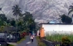 Aktivitas Vulkanik Masih Tinggi, Gunung Semeru Tetap Berstatus "Awas"