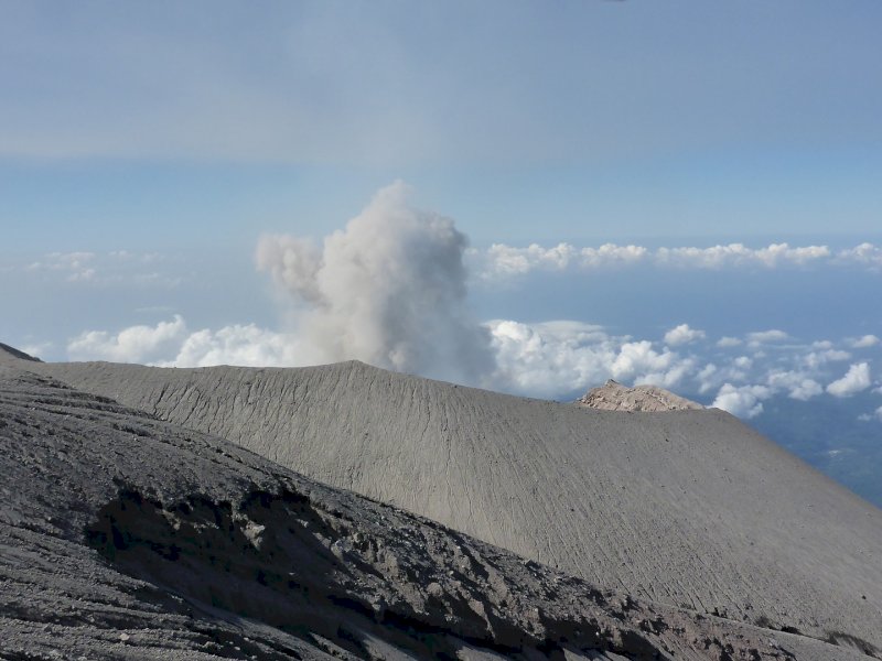 Gunung Semeru Kembali Erupsi, Warga Diminta Batasi Aktivitas