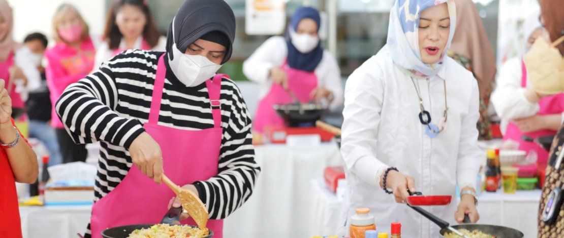 Sambut Hari Ibu, Ketua TP PKK Kota Makassar Ikut Lomba Masak