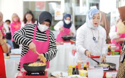 Sambut Hari Ibu, Ketua TP PKK Kota Makassar Ikut Lomba Masak