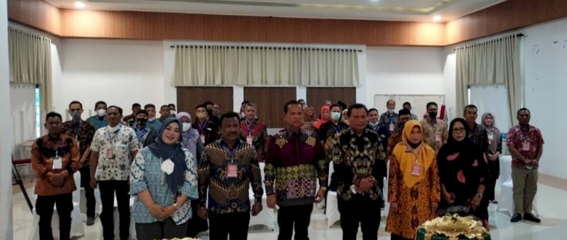 Bupati Luwu Dr. H. Basmin Mattayang bersama Sekda Luwu H Sulaiman, melepas rombongan studi tiru kompetensi camat dan Lurah ke Bandung.
