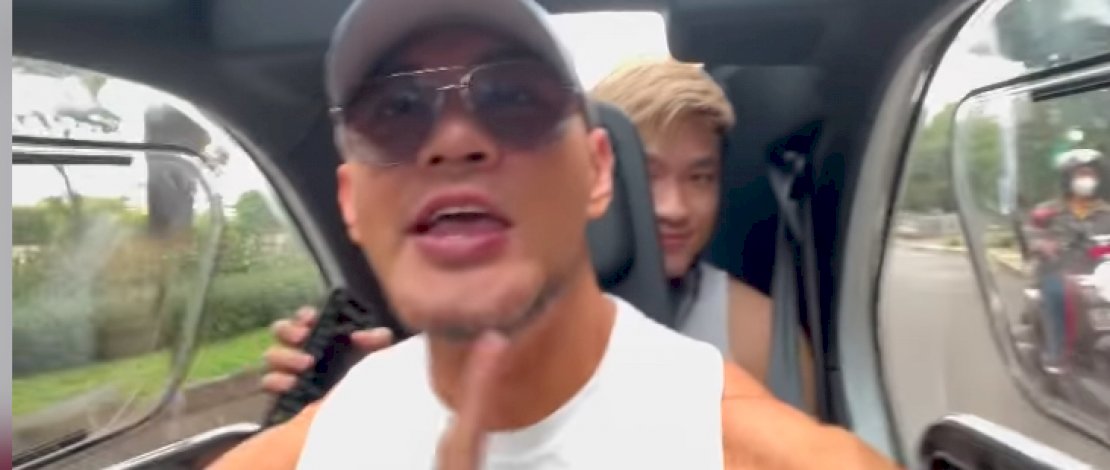 Potret Deddy dan Azka mengendarai Mobil 2 Pintu yang diunggah dalam laman instagram Deddy Corbuzier.