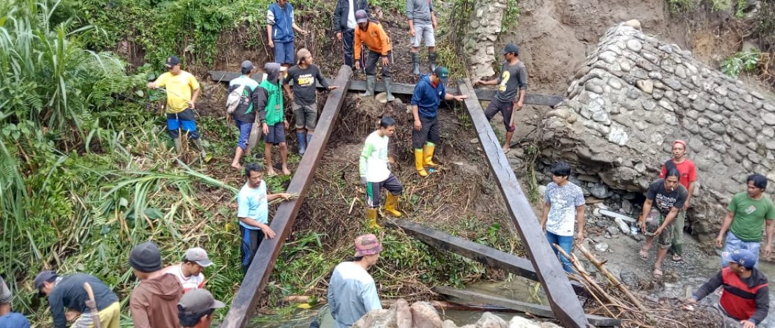 Warga bersama pemerintah setempat bergotong royong membangun jembatan darurat di Kecamatan Rampi, Senin, 6 Desember 2021. Warga bersama pemerintah setempat bergotong royong membangun jembatan darurat di Kecamatan Rampi, Senin, 6 Desember 2021.