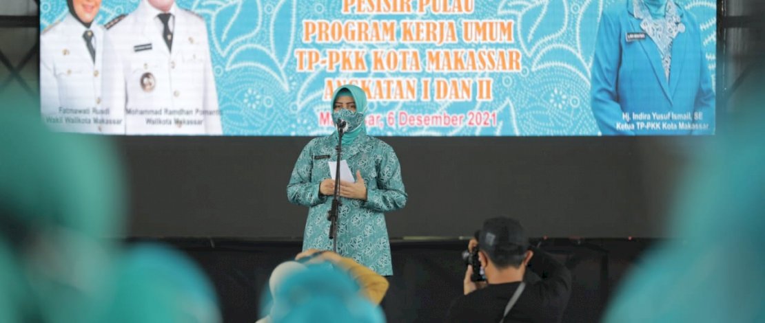 Ketua TP-PKK Kota Makassar, Hj Indira Jusuf Ismail, saat membuka pelatihan keterampilan perempuan pesisir di Makassar, Senin (6/12/2021).