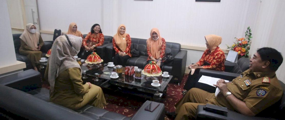 Sekretaris Daerah Provinsi Sulsel, Abdul Hayat Gani, saat menerima pengurus Dharma Wanita Persatuan Sulsel, di ruang kerjanya, Senin, 6 Desember 2021.