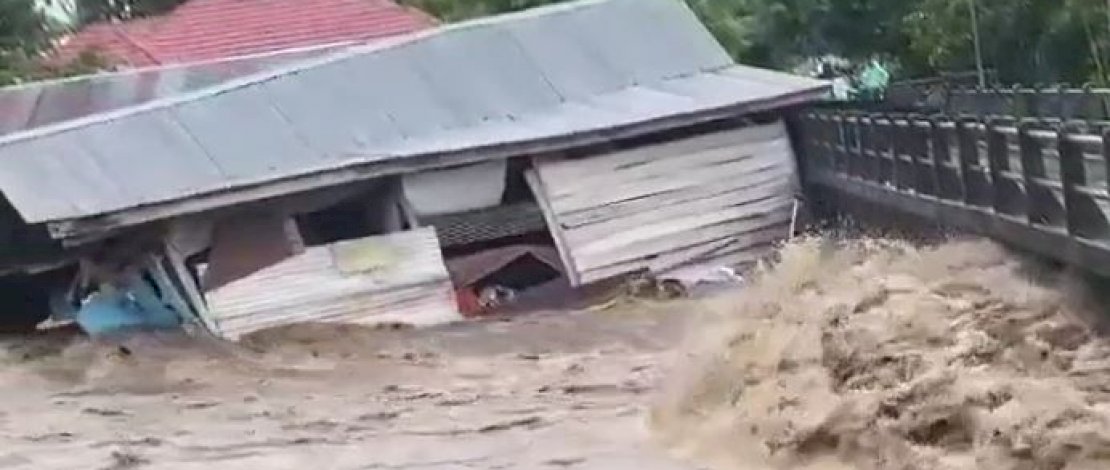 Rumah hanyut di Soppeng. Rumah hanyut di Soppeng.