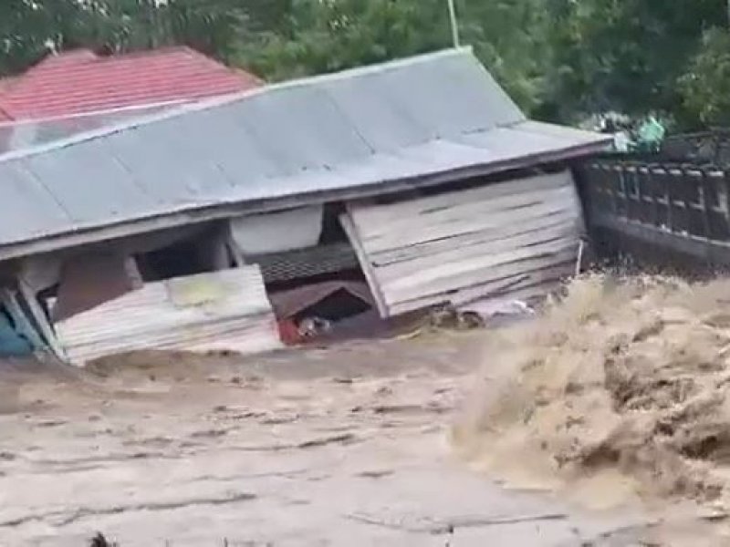 Banjir Bandang Hanyutkan Dua Rumah Panggung di Soppeng