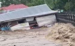 Banjir Bandang Hanyutkan Dua Rumah Panggung di Soppeng