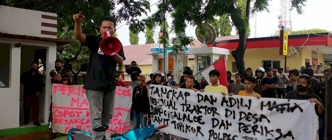 Puluhan pengunjuk rasa mengatasnamakan diri Forum Mahasiswa Jeneponto menyampaikan aspirasi di depan kantor Kejaksaan dan Polres Jeneponto, tepatnya di Jalan Sultan Hasanuddin, Kecamatan Binamu, Senin, 6 Desember 2021.