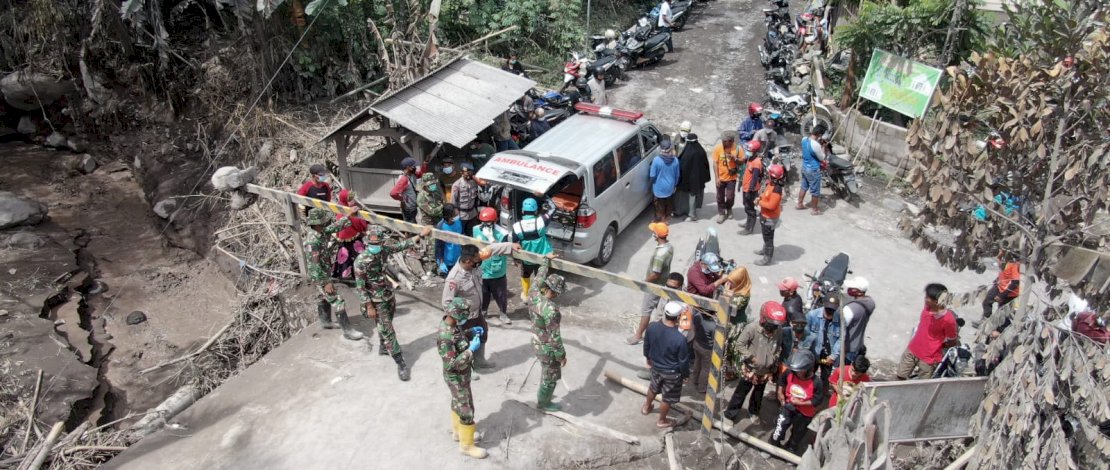 Proses pencarian dan evakuasi korban erupsi GUnung Semeru. HIngga Senin (6/12/2021) jumlah korban meninggal sebanyak 22 orang. Foto: BPBD Jawa Timur. Proses pencarian dan evakuasi korban erupsi GUnung Semeru. HIngga Senin (6/12/2021) jumlah korban meninggal sebanyak 22 orang. Foto: BPBD Jawa Timur.