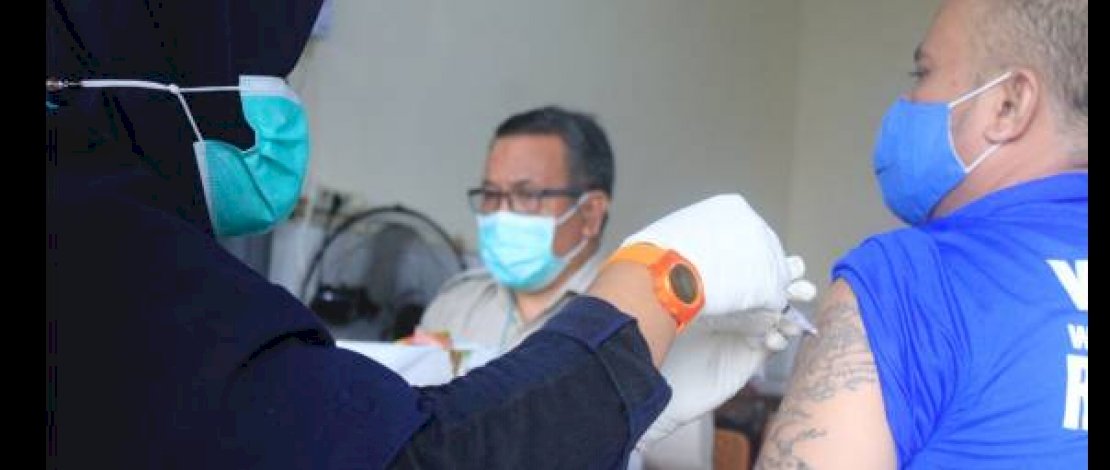 Vaksinasi tahanan di Rutan Makassar. (sumber: Kanwil Kemenkumham Sulsel).