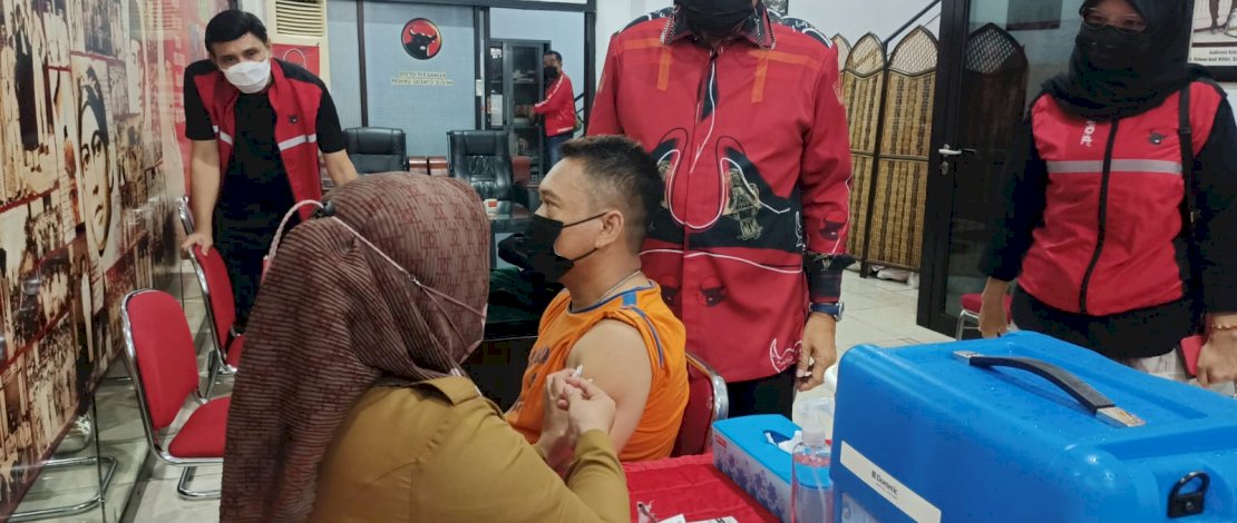Peserta Vaksinasi Ridwan Wittiri Dihadiahkan Sembako Peserta Vaksinasi Ridwan Wittiri Dihadiahkan Sembako