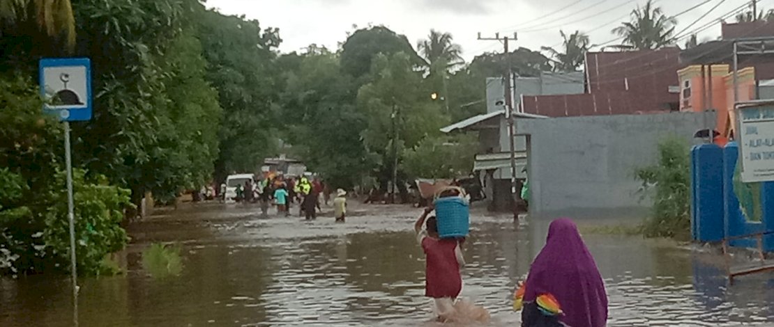 Curah hujan yang tinggi mengakibatkan ratusan rumah di Kabupaten Jeneponto terendam banjir, Selasa, 7 Desember 2021. Curah hujan yang tinggi mengakibatkan ratusan rumah di Kabupaten Jeneponto terendam banjir, Selasa, 7 Desember 2021.