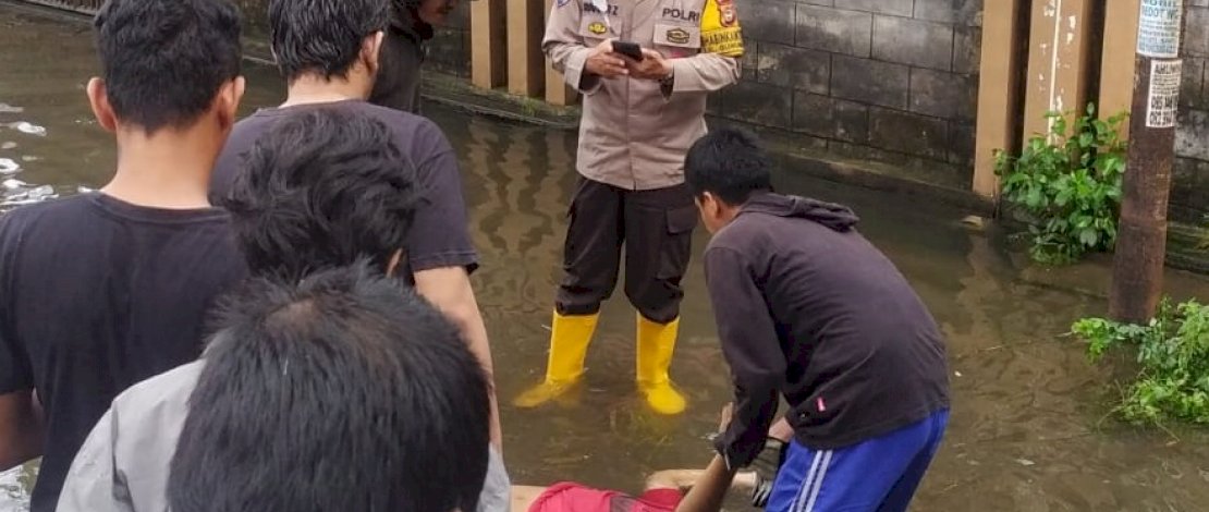 Warga dan petugas mengevakuasi jasad RD yang tewas tersengat listrik. 