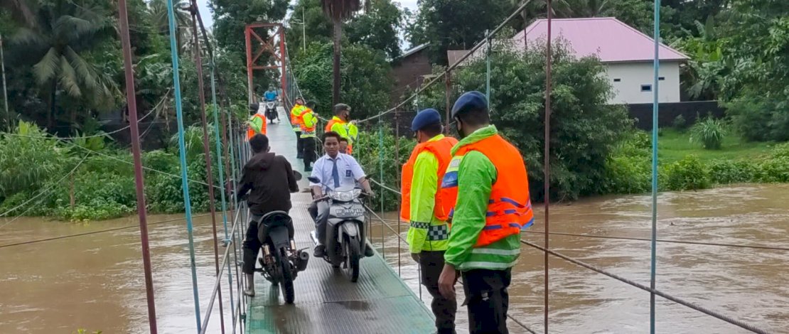 Curah Hujan Tinggi, SAR Brimob Batalyon C Pelopor Lakukan Patroli ke Wilayah Rawan Banjir