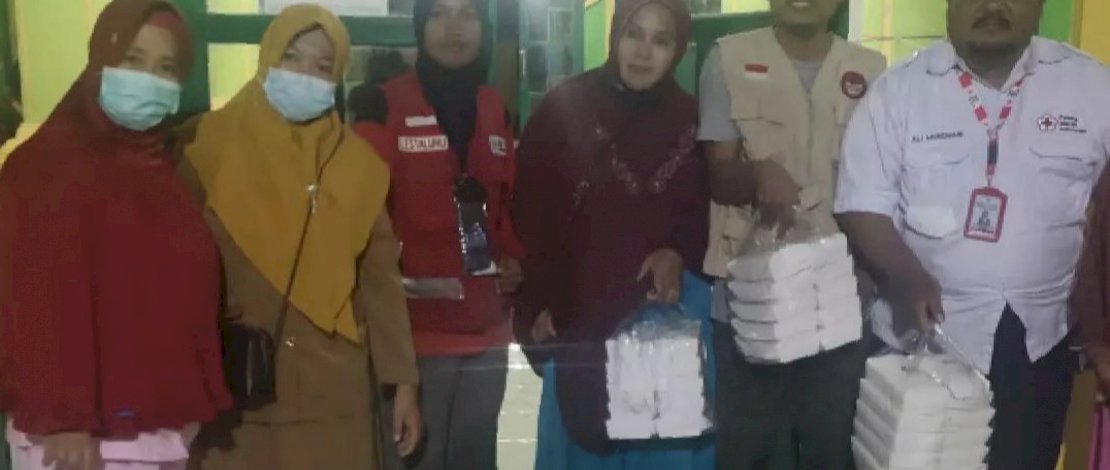 Tim Baguna PDIP Sulsel menyalurkan makanan siap santap ke lokasi pengungsian banjir Makassar, sejak Selasa kemarin, 7 Desember 2021. Tim Baguna PDIP Sulsel menyalurkan makanan siap santap ke lokasi pengungsian banjir Makassar, sejak Selasa kemarin, 7 Desember 2021.