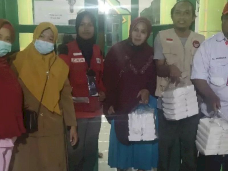 Banjir Makassar, Baguna PDIP Sulsel Salurkan Makanan Siap Santap ke Lokasi Pengungsian