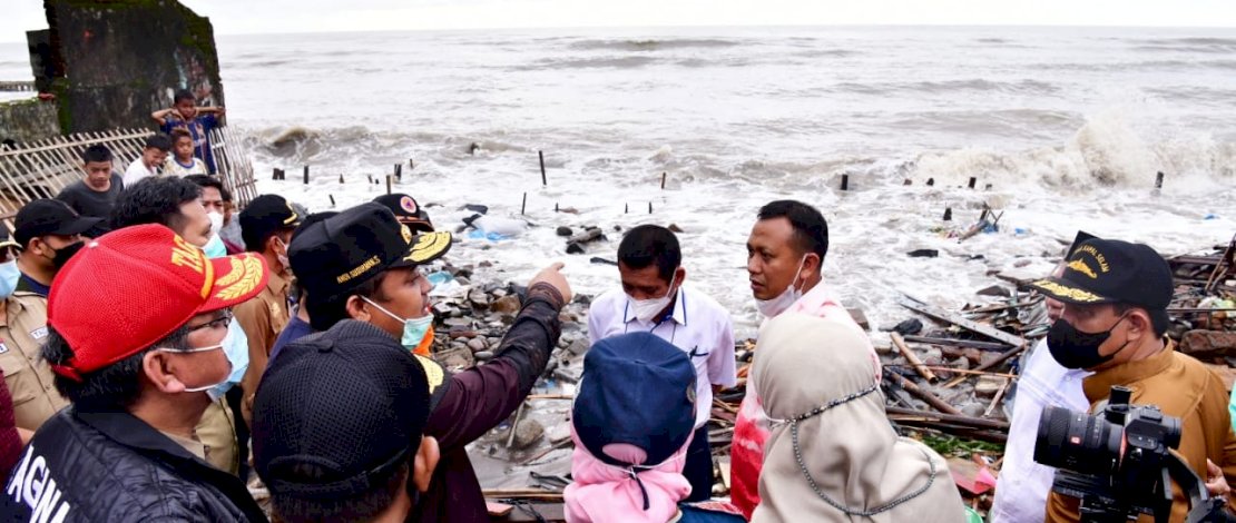 Pelaksana Tugas Gubernur Sulsel Andi Sudirman Sulaiman didampingi Bupati Takalar Syamsari Kitta dan Wakil Bupati Ahmad Deng Se're, meninjau titik abrasi di Desa Bontokanang, Galesong Selatan, Selasa, 7 Desember 2021.