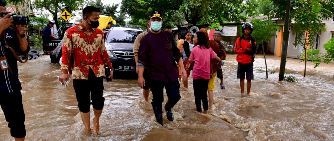 Plt Gubernur Sulsel, Andi Sudirman Sulaiman, meninjau banjir di Takalar dan Jeneponto, kemarin.