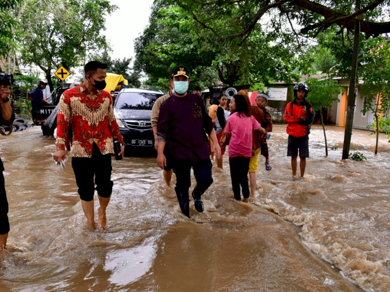 Jalan Kaki 2 km Hingga Naik Truk Bak Terbuka, Andi Sudirman Pantau Banjir di Takalar dan Jeneponto