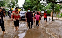 Jalan Kaki 2 km Hingga Naik Truk Bak Terbuka, Andi Sudirman Pantau Banjir di Takalar dan Jeneponto
