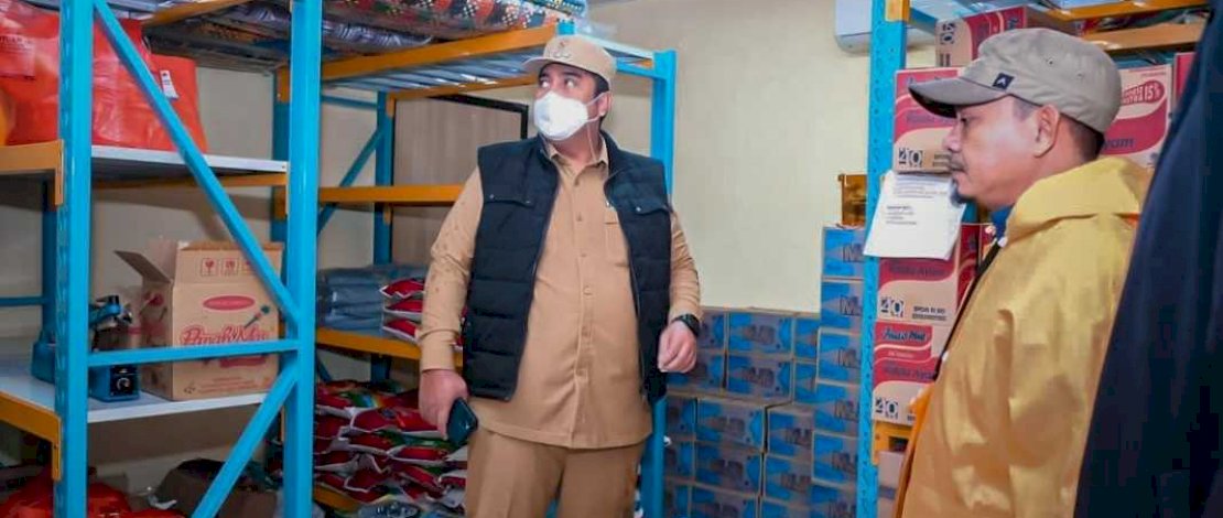 Bupati Maros, Chaidir Syam, saat meninjau ketersediaan logistik untuk pengungsi akibat banjir, Rabu, 8 Desember 2021.