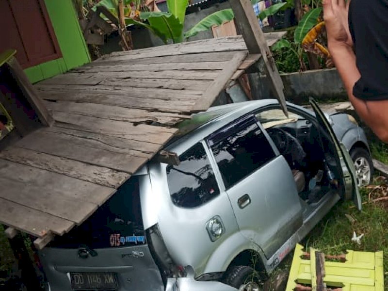 Tabrakan Sesama Mobil di Barru, Warga Jadi Korban hingga Rumah Rusak