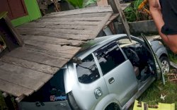 Tabrakan Sesama Mobil di Barru, Warga Jadi Korban hingga Rumah Rusak