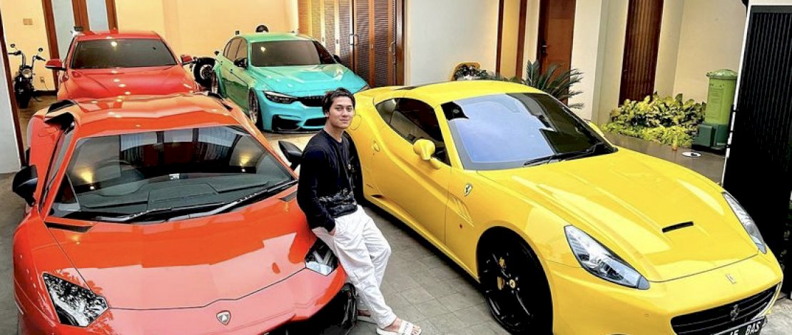 Potret Rizky Billar dan sederet mobil mewahnya.