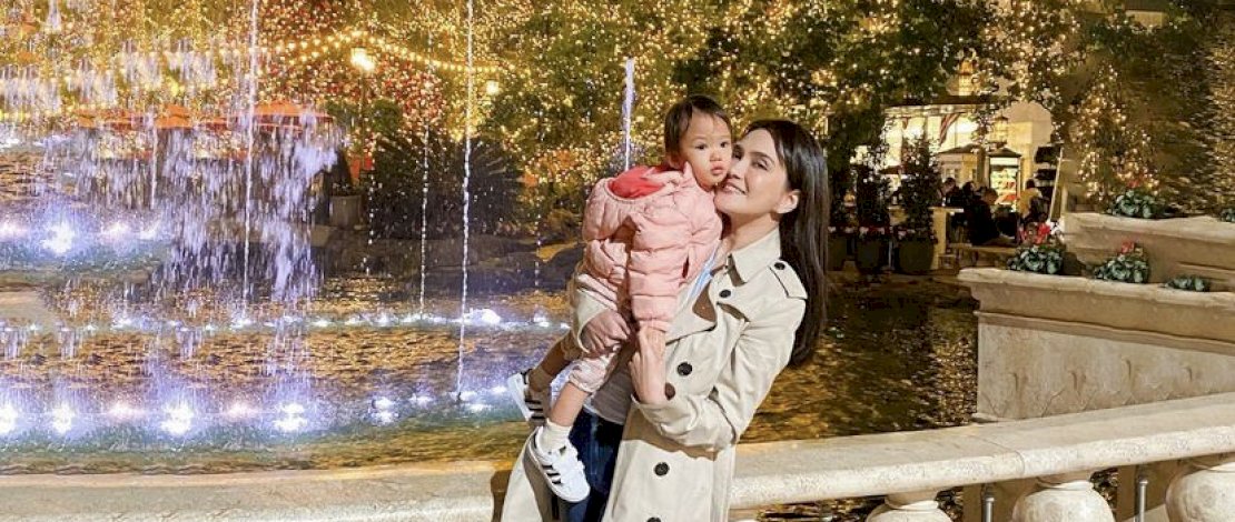 Potret Shandy Aulia dan Baby Claire saat menikmati suasana Malam Hari di Los Angeles.