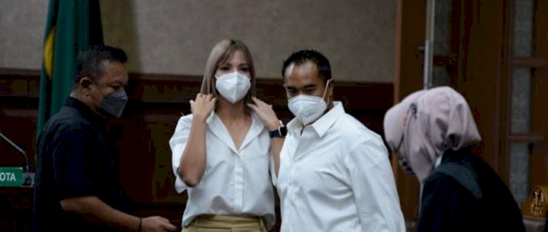 Nia dan Ardie sewaktu mengikuti sidang terkait kasus Narkoba. Nia dan Ardie sewaktu mengikuti sidang terkait kasus Narkoba.