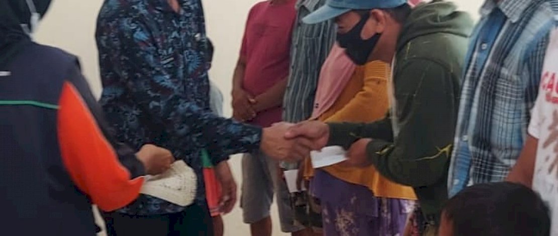 Sekretaris Daerah kabupaten Pinrang Ir. Budaya Hamid bersama Kepala Badan Penanggulangan Bencana Daerah Mattalatta, serta Camat menyerahkan bantuan ke terdampak bencana. Sekretaris Daerah kabupaten Pinrang Ir. Budaya Hamid bersama Kepala Badan Penanggulangan Bencana Daerah Mattalatta, serta Camat menyerahkan bantuan ke terdampak bencana.
