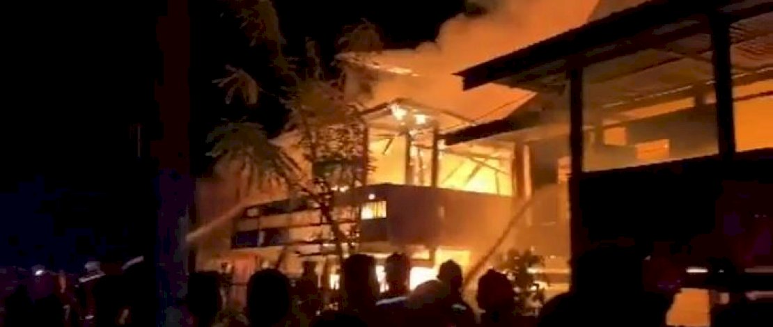 Petugas mencoba memadamkan api yang melahap sebuah rumah di Jl Kandea, Pinrang.