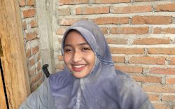 Kuat Angkat Semen, Gadis Buruh Angkut Cita-Cita Jadi Kowad