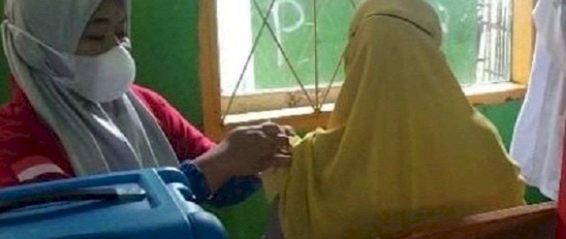 Suasana vaksinasi Covid-19 di Pondok pesantren Al-Ikhlash Addary, Madrasah Tsanawiyah DDI Takkalasi, Barru.