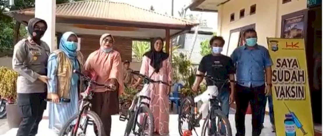 Beberapa peserta vaksin di Polsek Baebunta, mendapatkan hadiah doorprize sepeda.