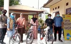 Vaksinasi Berhadiah Sepeda di Polsek Baebunta, Warga Antusias