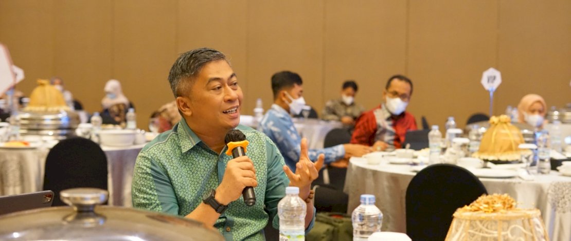 Sekda Barru, Abustan saat mengikuti rapat TPAKD di Claro Hotel.