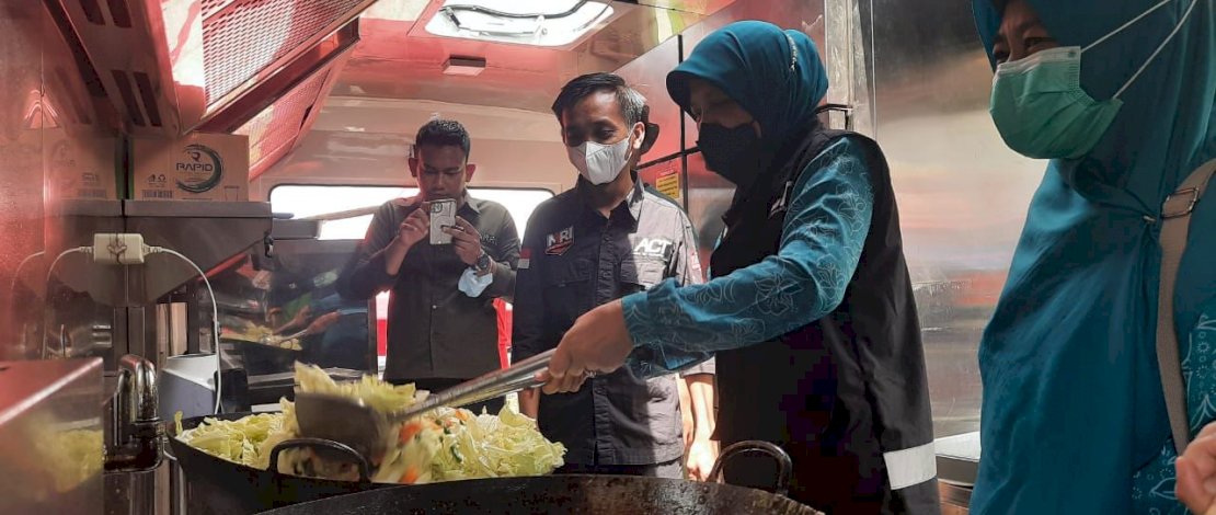 Armada Humanity Food Truck (HFT) layani korban anging puting beliung Barru. IST