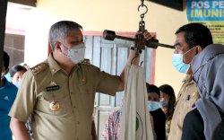 Akhir Tahun, Bupati Pinrang Pantau Langsung Vaksinasi di Kecamatan